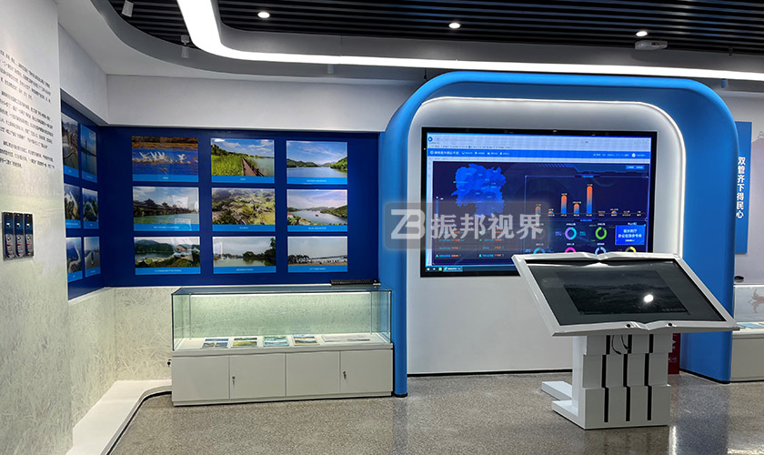 展廳內(nèi)的雙屏聯(lián)動(dòng)展項(xiàng)
