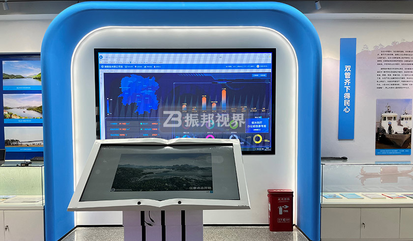 展廳內(nèi)的觸摸查詢一體機(jī)