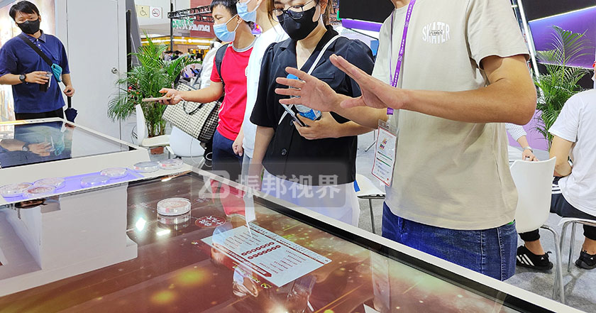 行業臨展中的物體識別桌效果展示